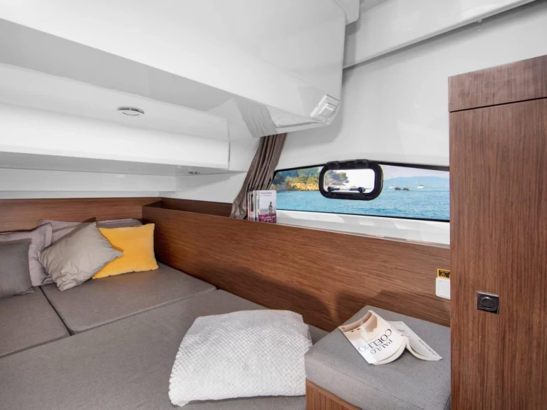 Jeanneau Merry Fisher 1095 jednotlivci a charterové společnosti v Bacoli