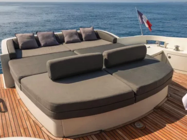 Pronajmout Jachta se skipperem či ne Azimut v Saint-Tropez