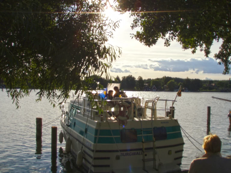 Motorová loď k pronájmu v Mildenberg za nejlepší cenu