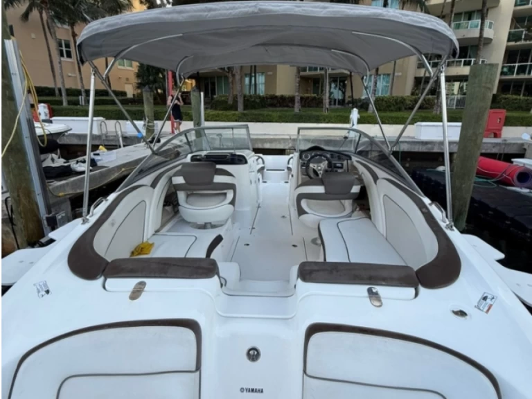 Motorová loď k pronájmu v Miami za nejlepší cenu