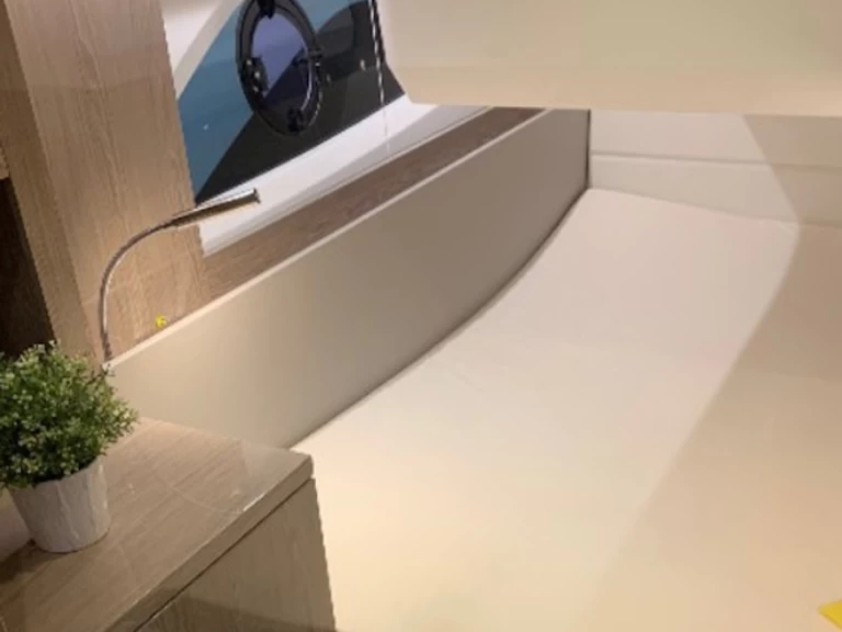 Pronájem jachty v Pula -Sealine Sealine C390 na Samboatu