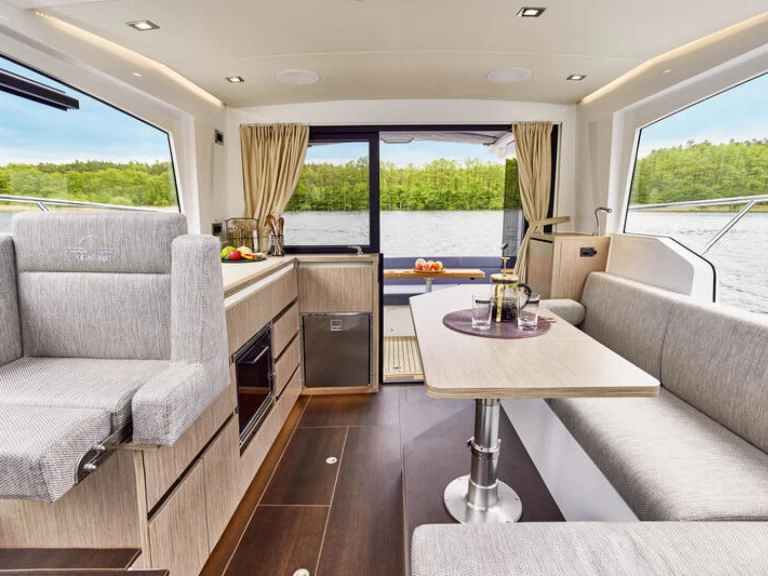 Pronájem Motorová loď Sealine s licencí