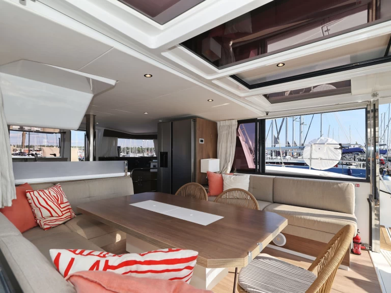 Bali Bali 4.4 jednotlivci a charterové společnosti v Biograd Na Moru