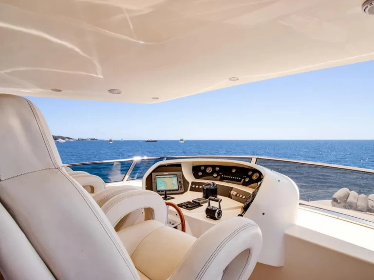 Pronájem lodi City of Cape Town lákavé ceny BMB 30 Sport