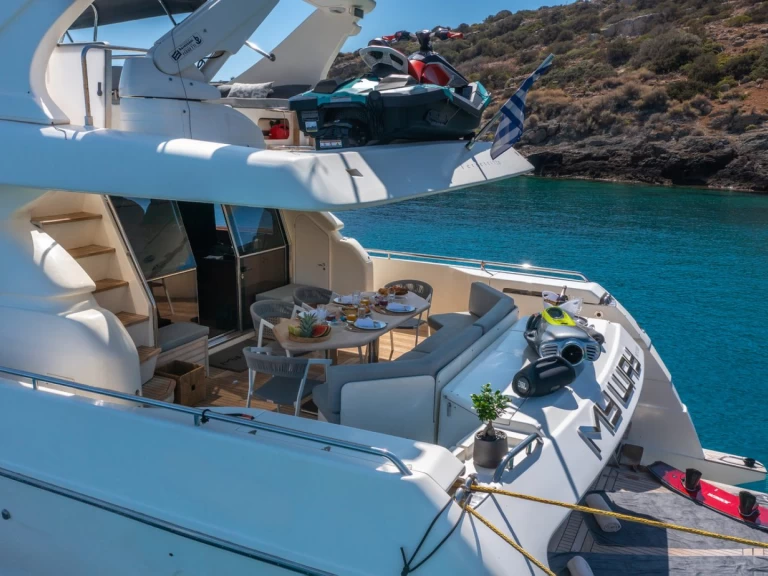 Pronajmout Jachta se skipperem či ne Ferretti v Alimos