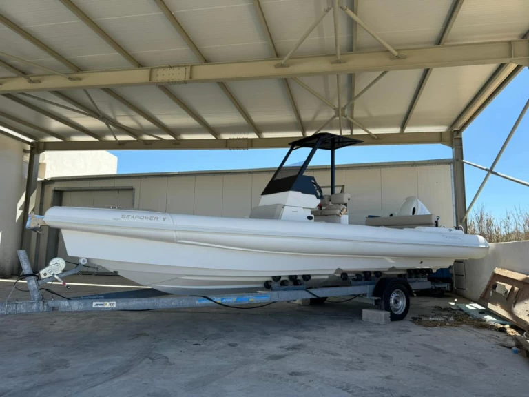 Polotuhá loď k pronájmu v Platys Gyalós za nejlepší cenu