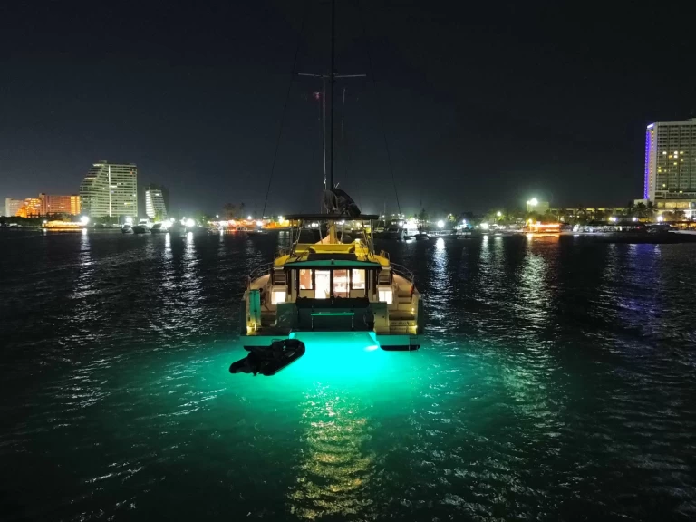 Bali Bali 4.8 jednotlivci a charterové společnosti v West Cay