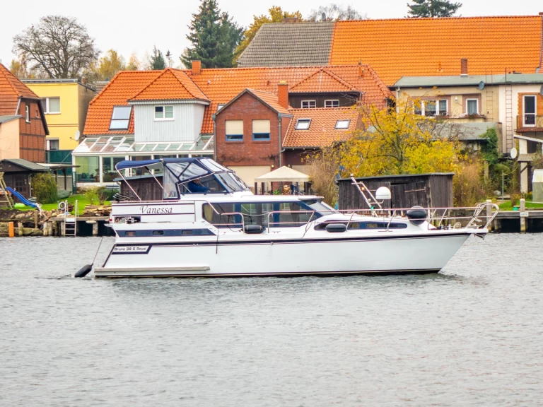 Gruno 38 E Royal jednotlivci a charterové společnosti v Röbel