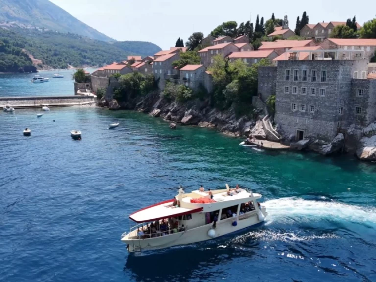 Pronajmout si CORBELLA Selfbuild v Bar