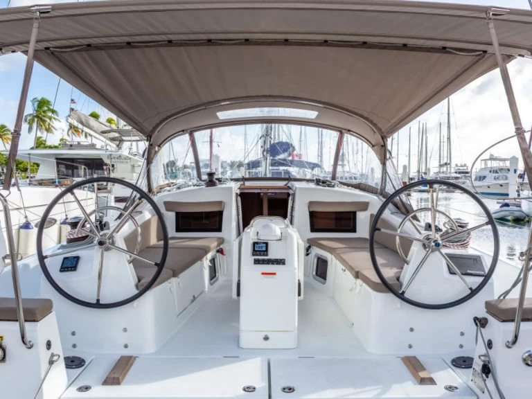 Pronajmout Plachetnice se skipperem či ne Jeanneau v Road Town