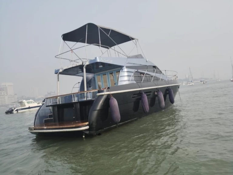 Pronájem Jachta Custom Made s licencí