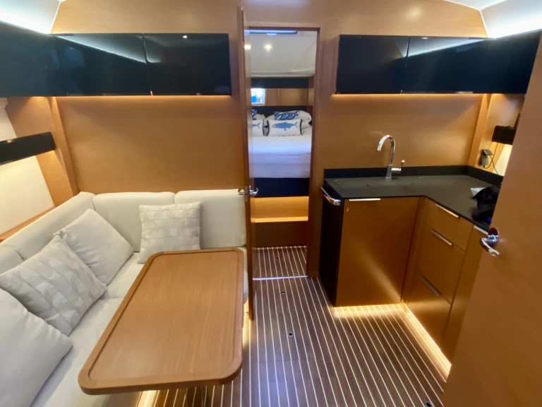 Motorová loď k pronájmu v Nice za nejlepší cenu