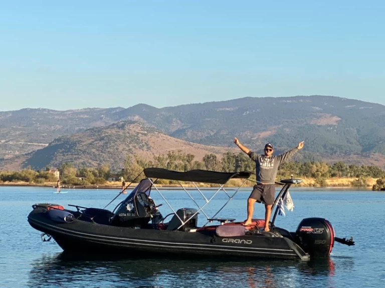 Pronajmout Polotuhá loď se skipperem či ne Grand Boats v Plomári