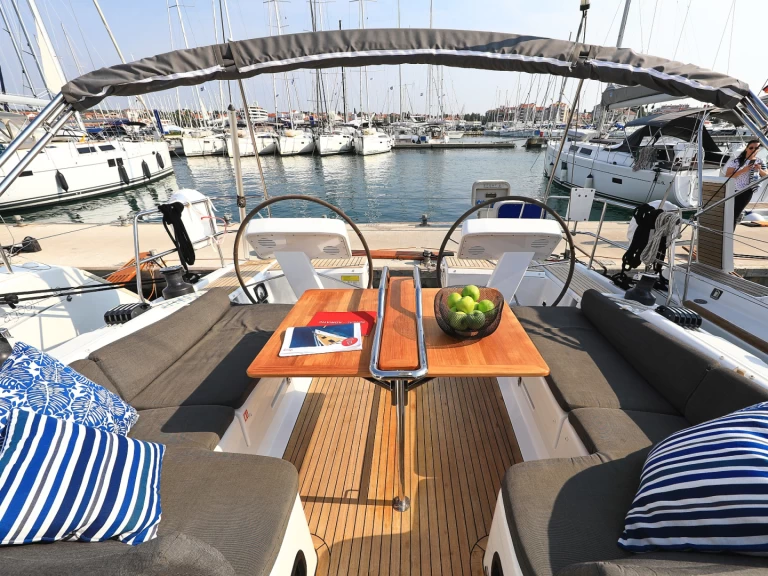 Pronajmout Plachetnice se skipperem či ne Hanse v Sukošan