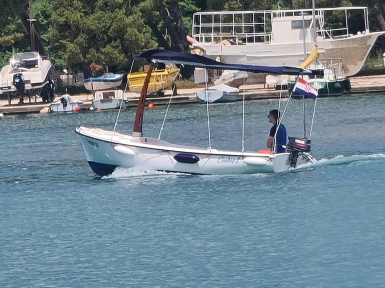 Motorová loď k pronájmu v Trogir za nejlepší cenu