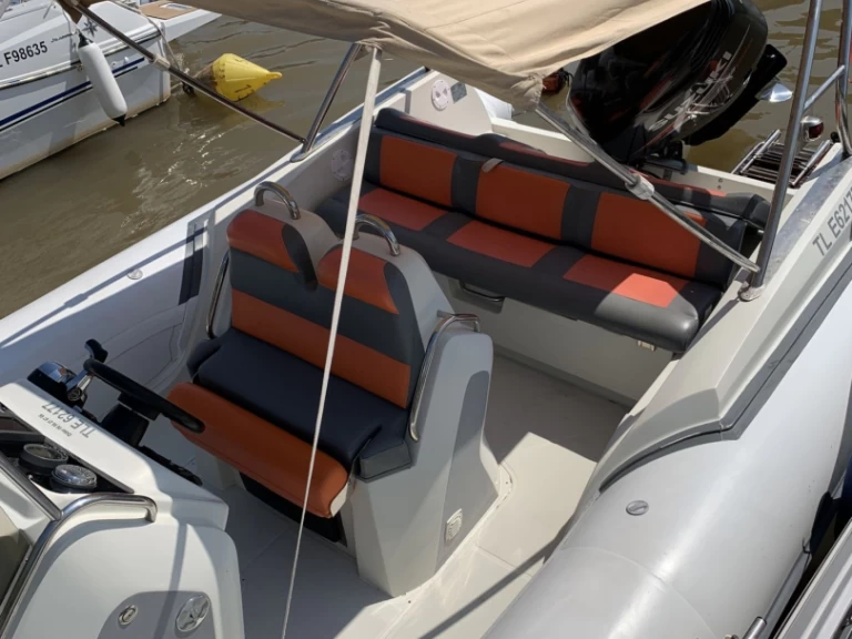 Polotuhá loď k pronájmu v Hyeres za nejlepší cenu