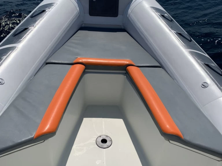 Kardis THUNDERBIRD 780 jednotlivci a charterové společnosti v Hyeres