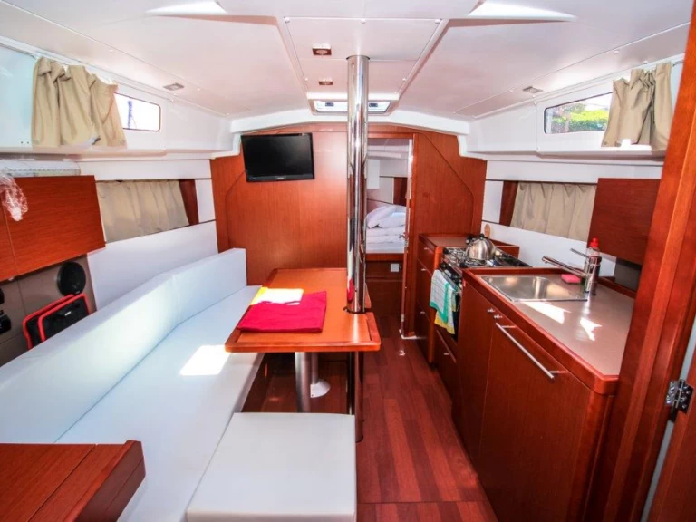 Bénéteau Oceanis 35 jednotlivci a charterové společnosti v Pomer