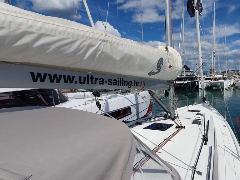 Bénéteau Oceanis 37.1 jednotlivci a charterové společnosti v Split