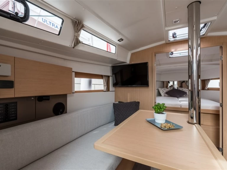 Bénéteau Oceanis 38.1 jednotlivci a charterové společnosti v Split