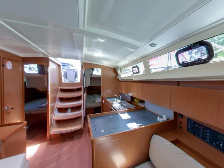 Pronájem lodi Bénéteau Oceanis 38.1 v Komolac na Samboatu