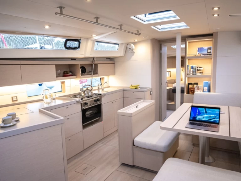 Pronajmout Plachetnice se skipperem či ne Bénéteau v Pomer