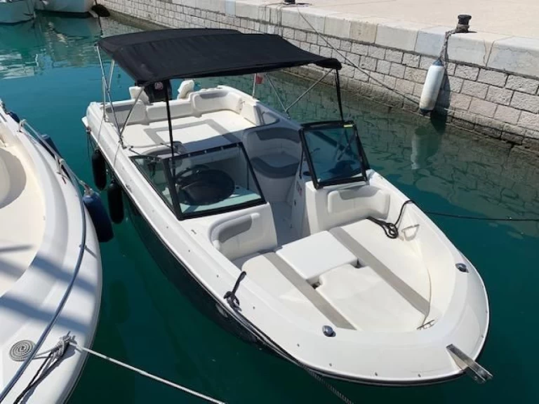 Pronájem lodi Bayliner E7 v Juan-les-Pins na Samboatu