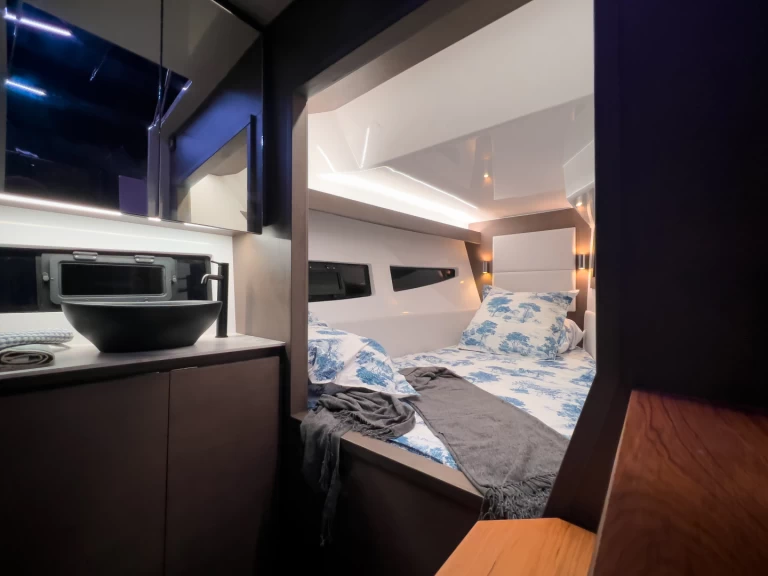 Pronájem Motorová loď Vanguard s licencí