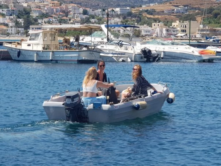 Pionner 15 jednotlivci a charterové společnosti v Andros