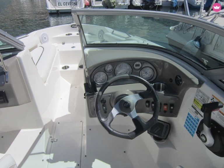 Pronájem Motorová loď Rinker s licencí