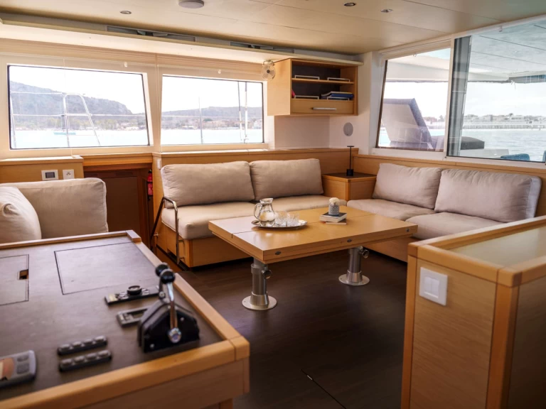 Lagoon Taipan jednotlivci a charterové společnosti v Sardinie 