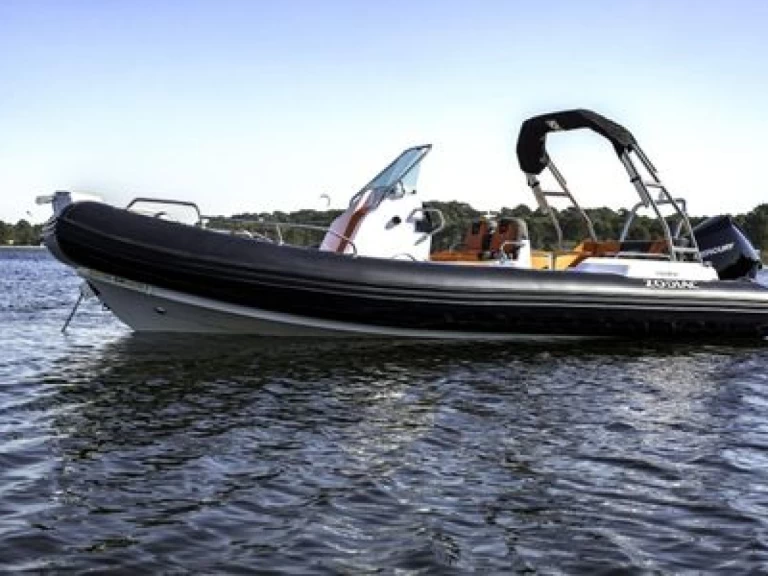 Polotuhá loď k pronájmu v Arzon za nejlepší cenu