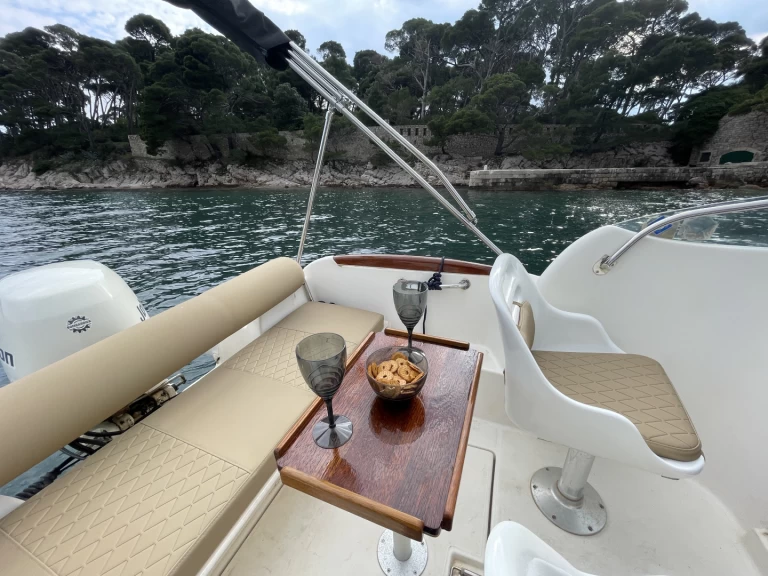 Pronájem Motorová loď Jeanneau s licencí