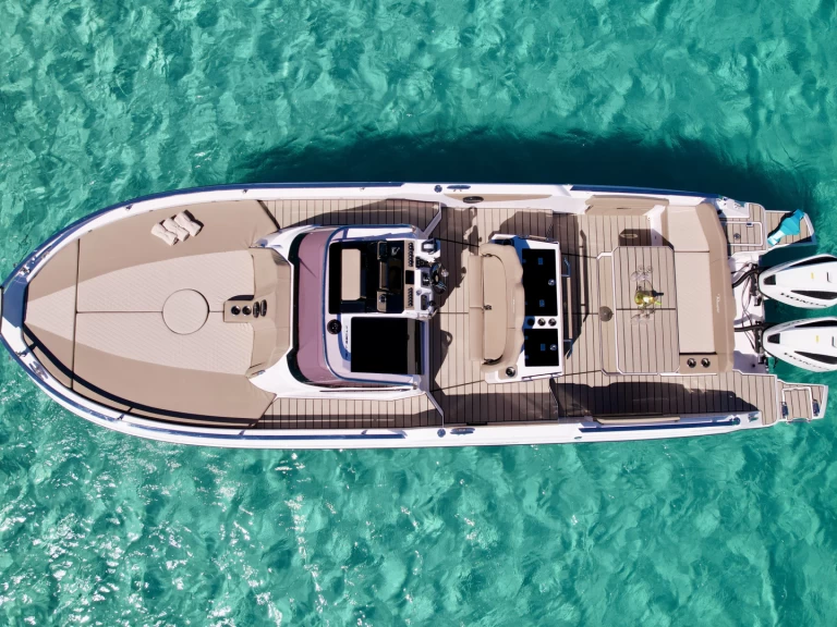 Ranieri 330 LX jednotlivci a charterové společnosti v Marina Ibiza