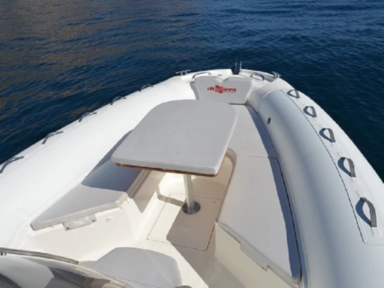 Polotuhá loď k pronájmu v Sardinie  za nejlepší cenu