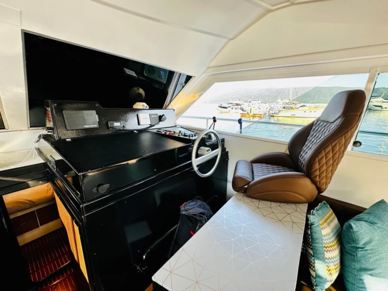 Pronájem Jachta v Vlorë -Ferretti Altura 39