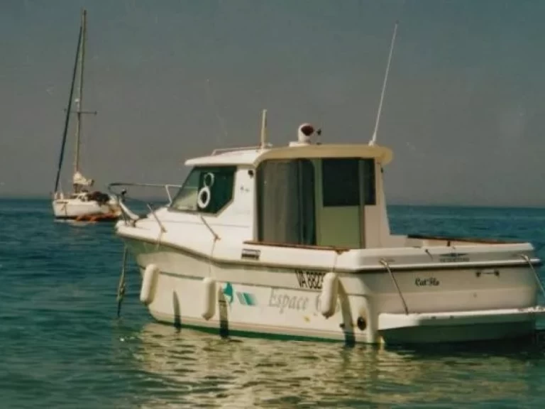 Pronájem Motorová loď Ocqueteau s licencí