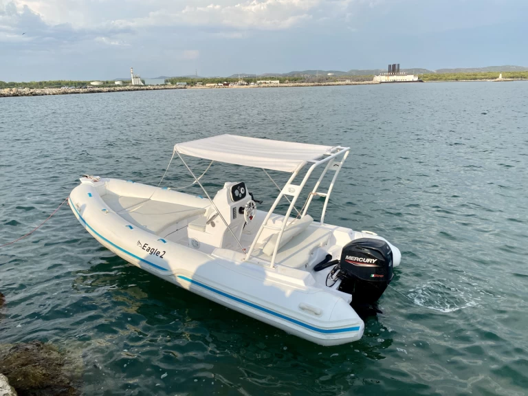 Polotuhá loď k pronájmu v Vlorë za nejlepší cenu