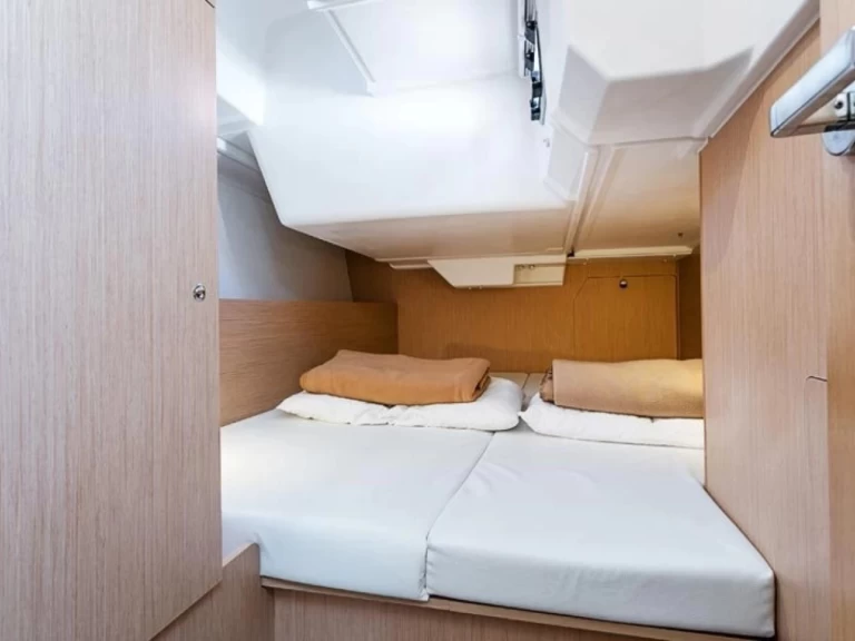 Bénéteau Oceanis 38 jednotlivci a charterové společnosti v Empuriabrava