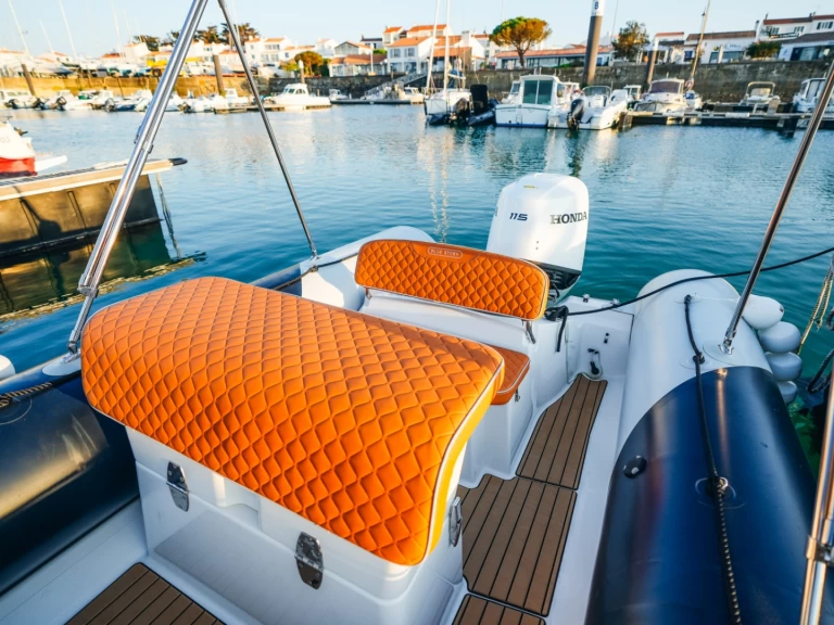 Polotuhá loď k pronájmu v L'Herbaudière za nejlepší cenu