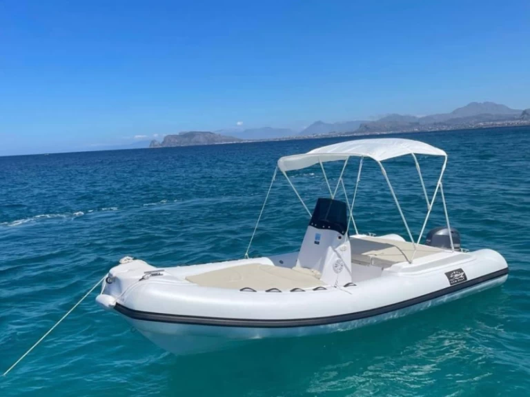 Polotuhá loď k pronájmu v Catania za nejlepší cenu