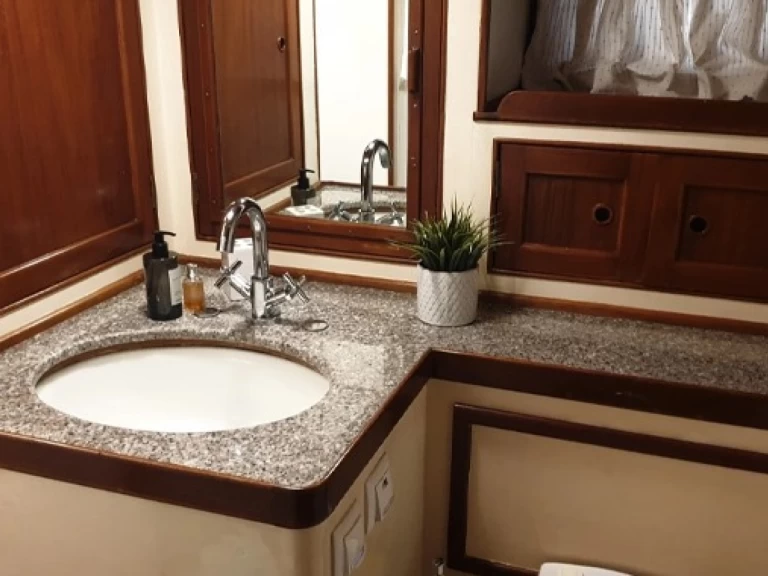 Grand Banks 	72 Aleutian RP jednotlivci a charterové společnosti v Agios Kosmas Marina