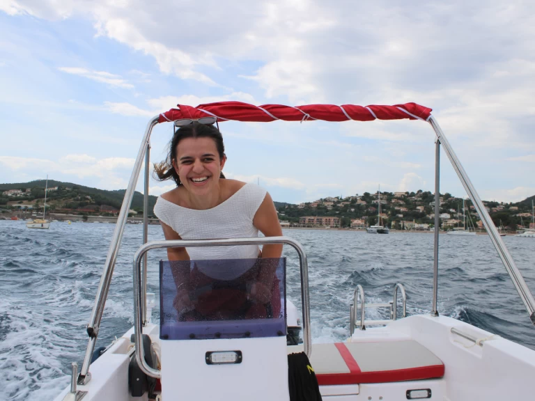 Motorová loď k pronájmu v Agay za nejlepší cenu