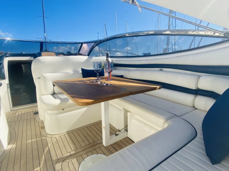 Pronájem Motorová loď Sunseeker s licencí