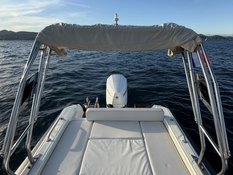 Pronajmout Polotuhá loď se skipperem či ne Saver v Port Grimaud