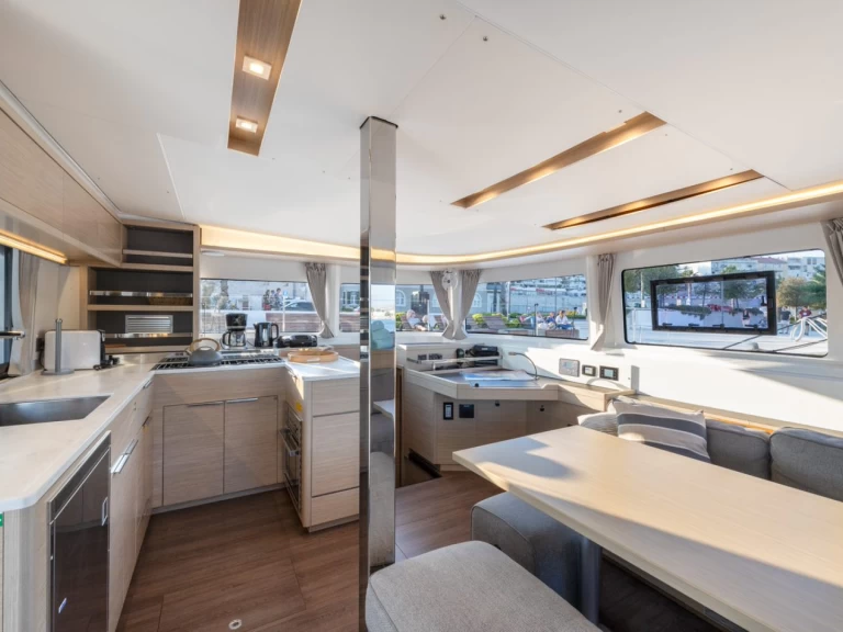 Pronájem lodi Split lákavé ceny Lagoon 46