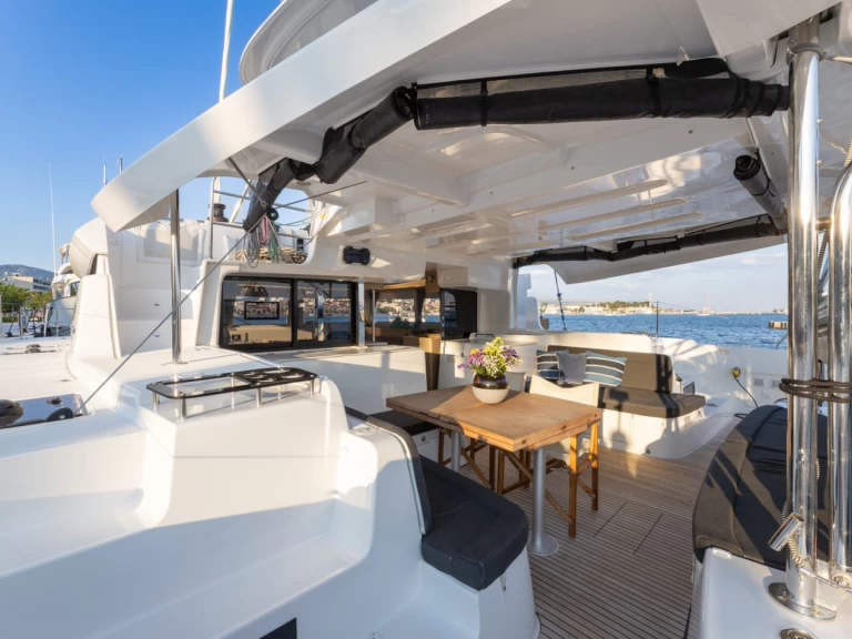 Pronajmout Katamarán se skipperem či ne Lagoon v Split