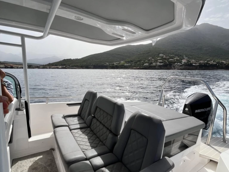 Pronájem Motorová loď Axopar s licencí