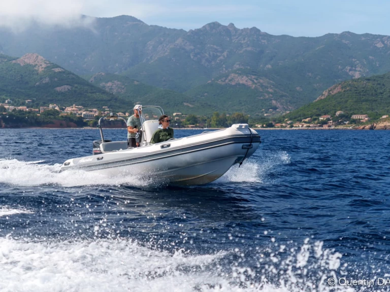 Adventure vesta 585 jednotlivci a charterové společnosti v Galéria