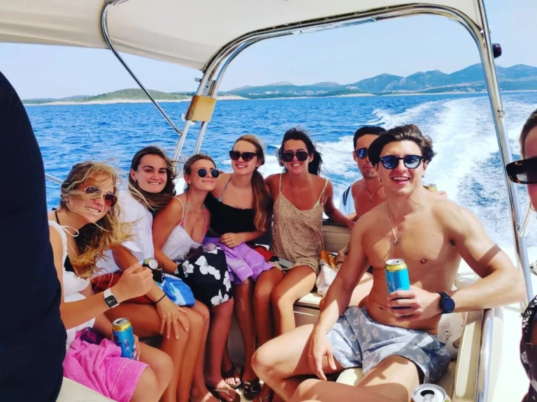 Pronájem lodi Hvar  lákavé ceny BSC 75